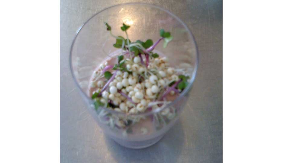 Yoghurt de remolacha con germinados y pop-corn de quinoa