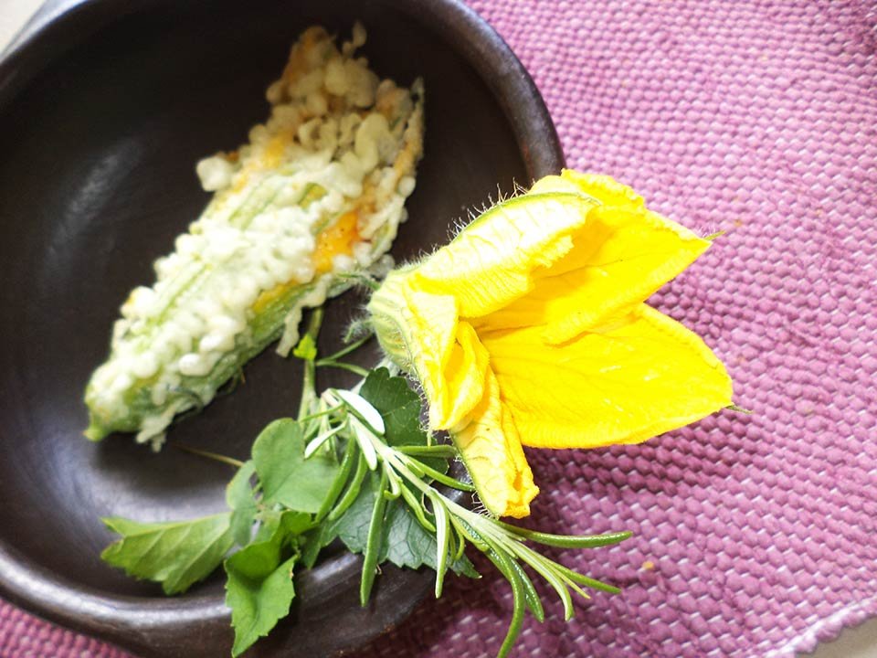 Flores de calabaza rellenas con maiz dulce en Tempura